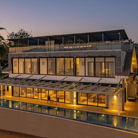 Oceanic Sunsets With River View, Comp Breakfast & Infinity Pool At Stayvista Verem Dış mekan fotoğraf