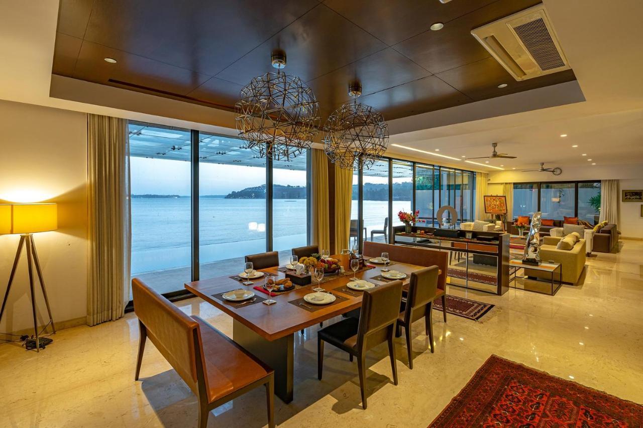 Oceanic Sunsets With River View, Comp Breakfast & Infinity Pool At Stayvista Verem Dış mekan fotoğraf