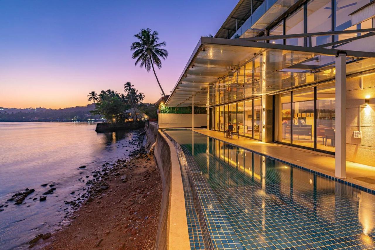 Oceanic Sunsets With River View, Comp Breakfast & Infinity Pool At Stayvista Verem Dış mekan fotoğraf