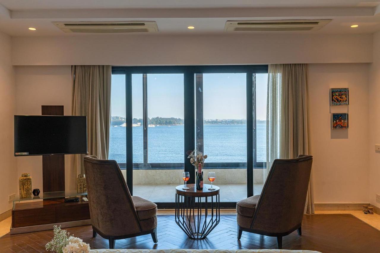 Oceanic Sunsets With River View, Comp Breakfast & Infinity Pool At Stayvista Verem Dış mekan fotoğraf