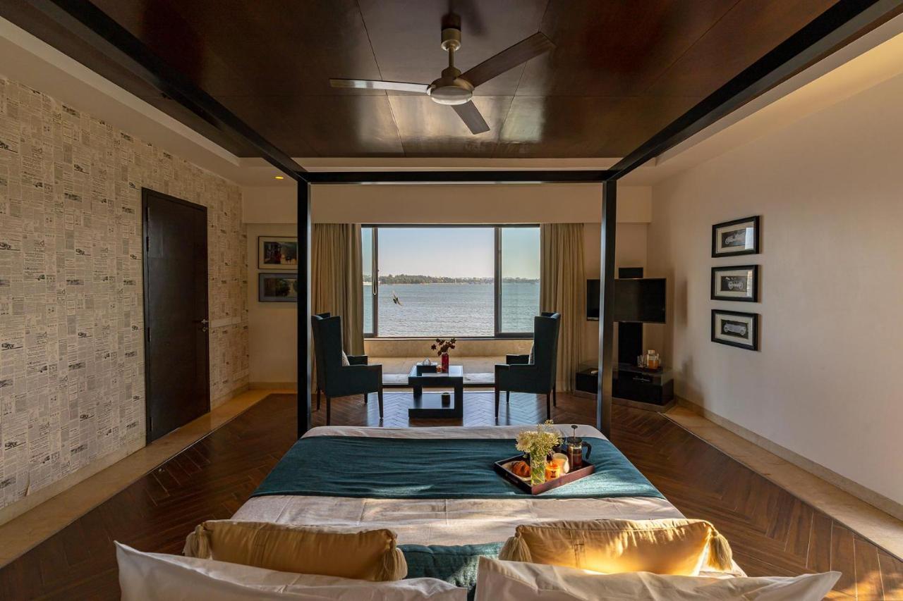 Oceanic Sunsets With River View, Comp Breakfast & Infinity Pool At Stayvista Verem Dış mekan fotoğraf