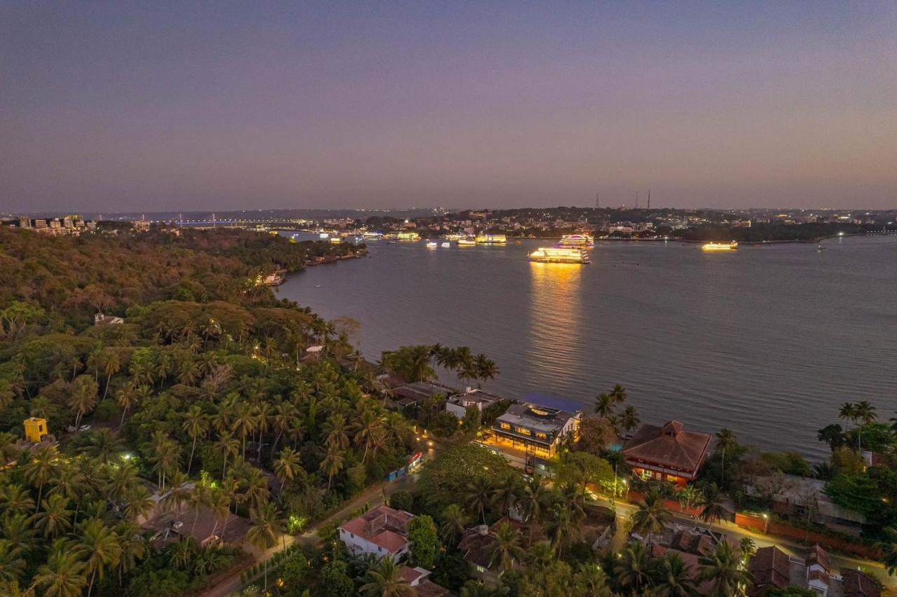 Oceanic Sunsets With River View, Comp Breakfast & Infinity Pool At Stayvista Verem Dış mekan fotoğraf