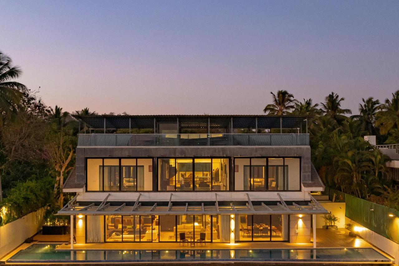 Oceanic Sunsets With River View, Comp Breakfast & Infinity Pool At Stayvista Verem Dış mekan fotoğraf